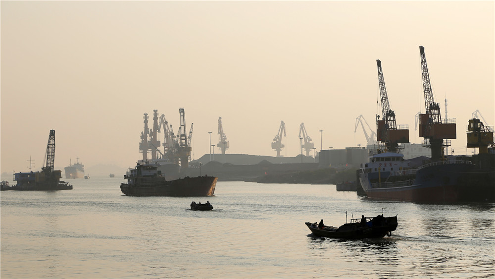 1583370649648232.jpg 繁忙的钦州港起步码头 王芳 摄.jpg