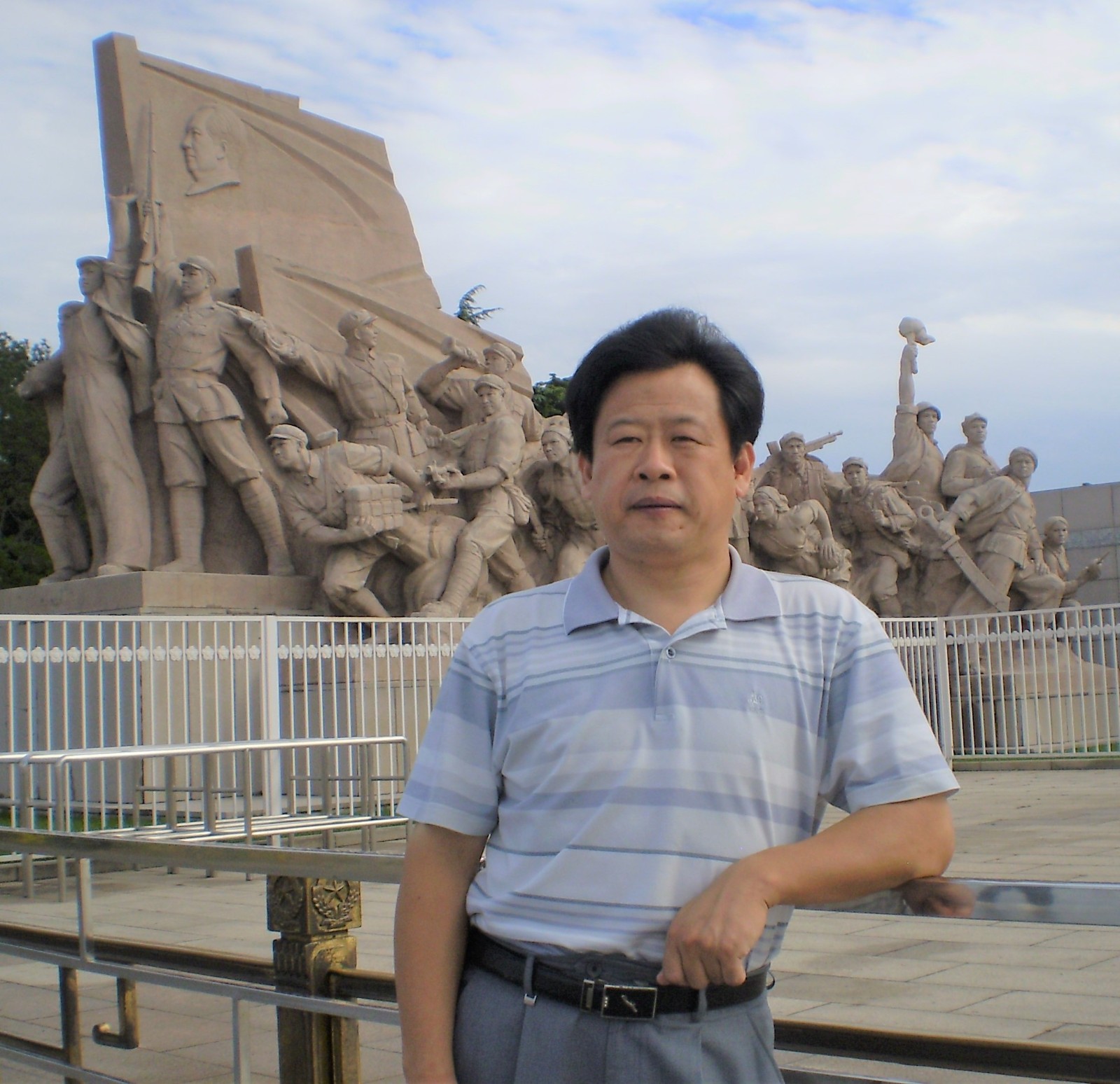 邱昭山(在天安门广场南侧的雕像前) 邱昭山(在天安门广场南侧的雕像前)